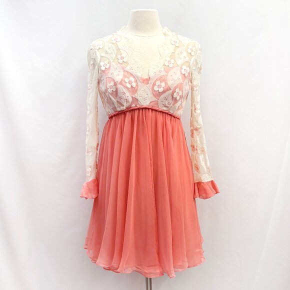 Dresses & Skirts - Vintage coral and floral lace mini dress - fits like a size small